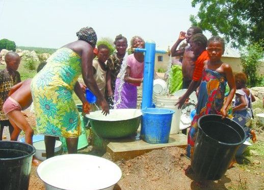 自來(lái)水噴涌而出，是非洲最美的風(fēng)景